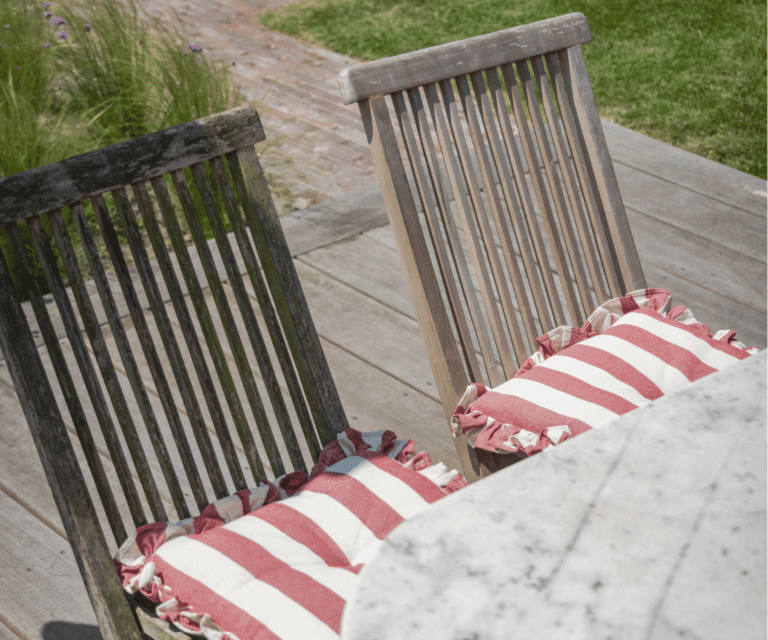 Houten tuinstoelen in de achtertuin