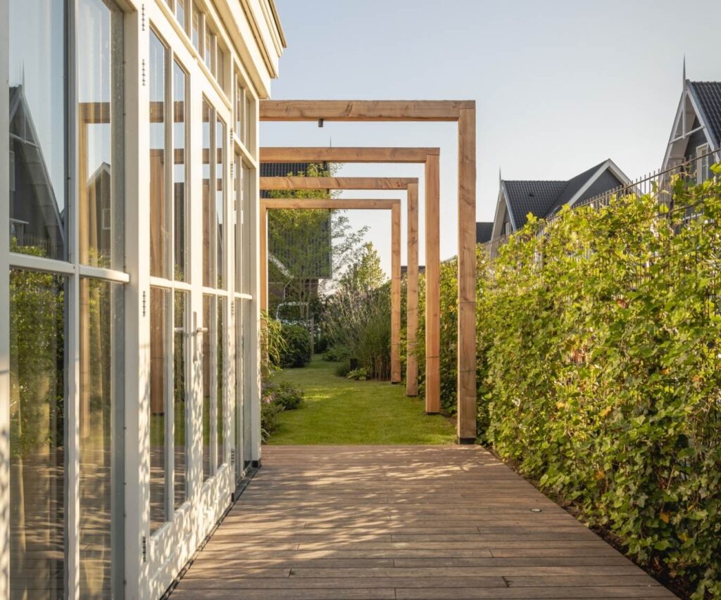 Luxe vlonder en pergola met in-lite verlichting