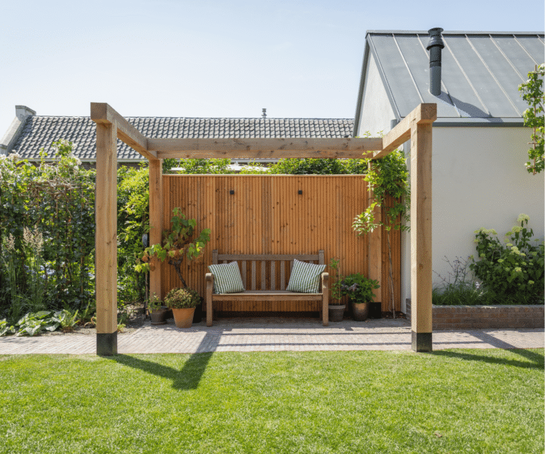 Houten pergola met rustgevend zitplekje in achtertuin