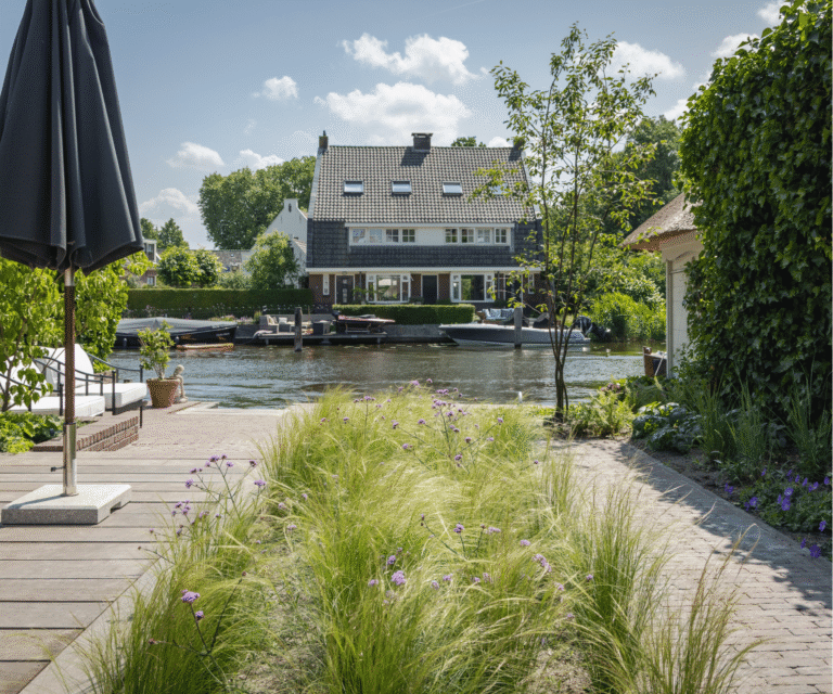 Achtertuin aan het water met vlonder