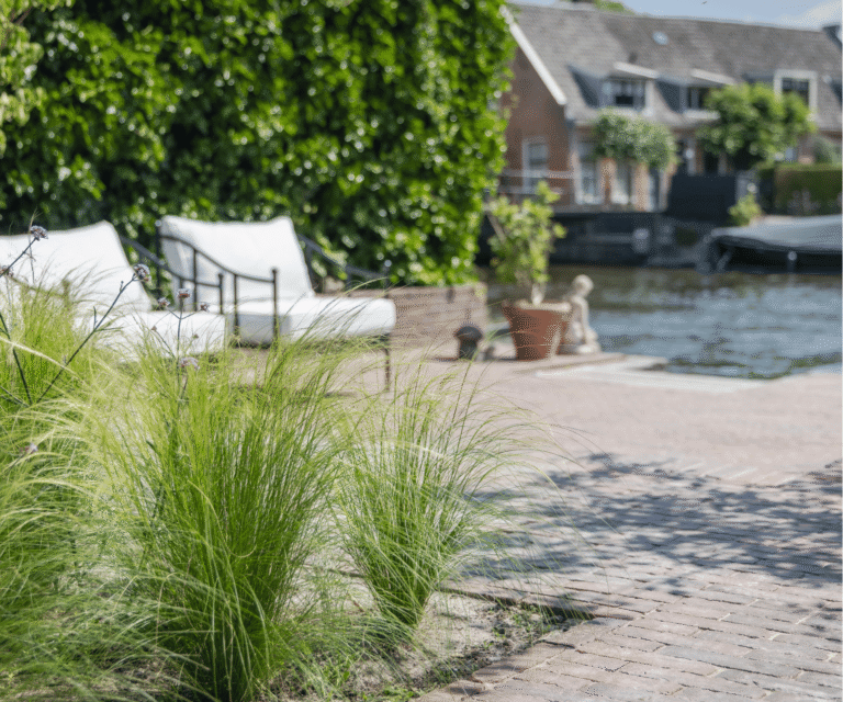rustgevende zithoek aan het water in de achtertuin
