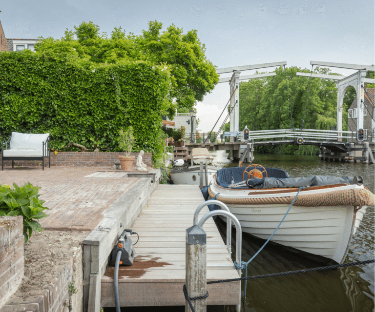 vlonder met boot in de achtertuin