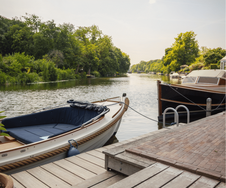 achtertuin met boot met uitzicht op de rivier