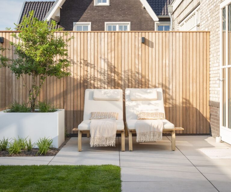 Luxe zonnebaden op ligbedden in eigen achtertuin